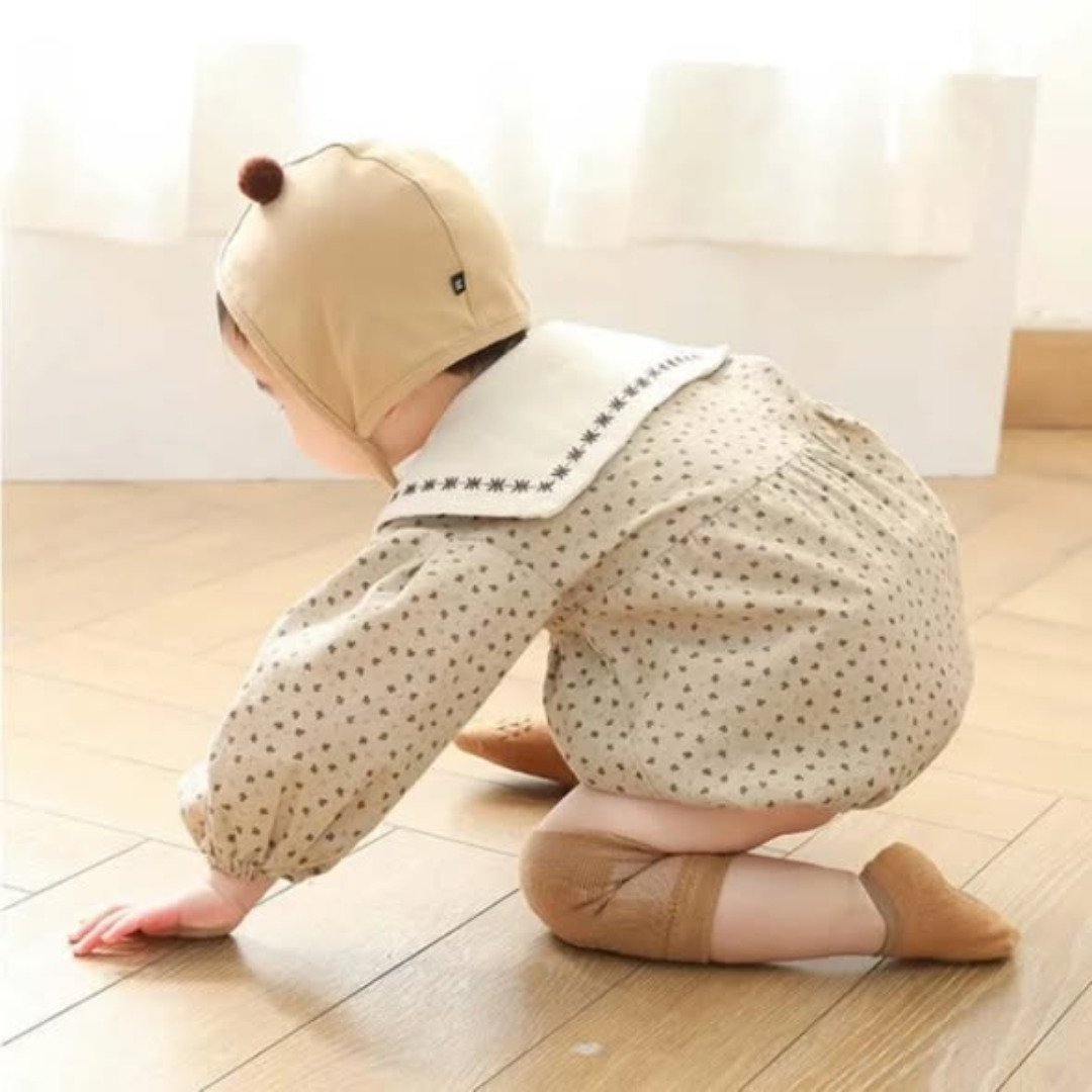 Prewalker socks with knee protector