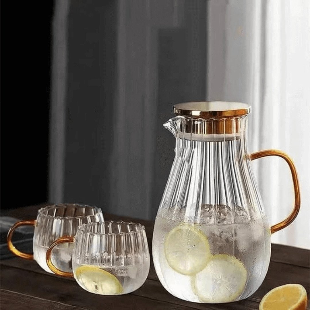 This 1.5L capacity pitcher is crafted from high-quality, transparent borosilicate glass featuring a distinctive vertical striped pumpkin design.
