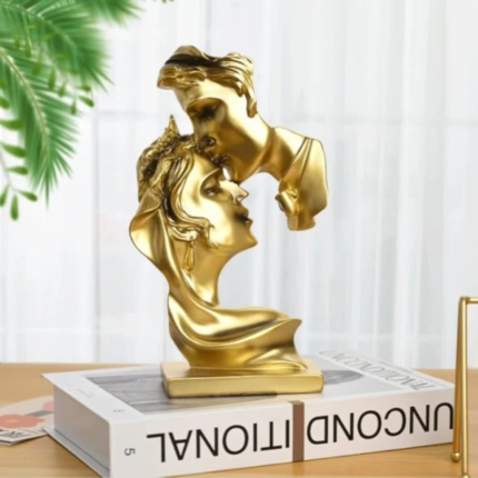 Love kiss couple statue